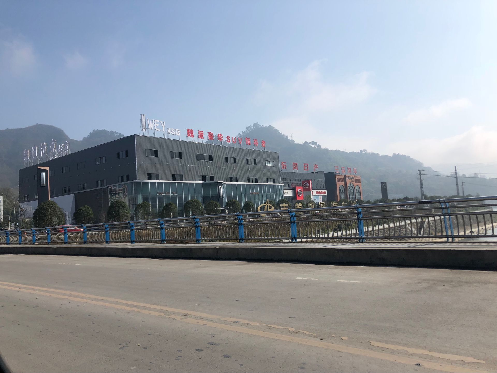 吉首市大田灣永通汽車(chē)城東風(fēng)日產(chǎn)、廣汽傳祺、凱迪拉克等八家4S店